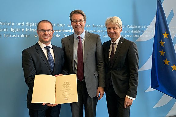 Bundesverkehrsminister übergibt Zuwendungsbescheid