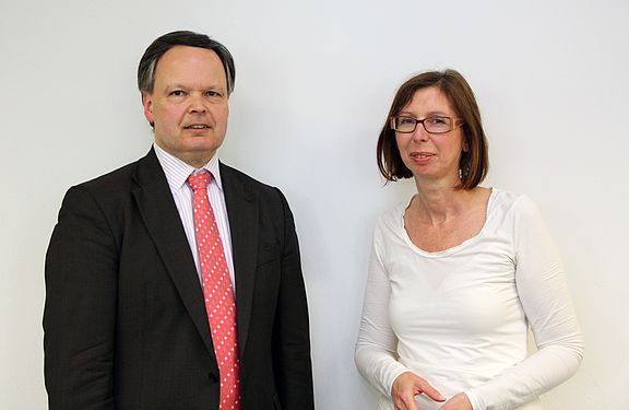 Dr. Roland Gissler, Bereichsleiter für Europa bei Questel,  führte  auf Einladung von Prof. Dr. Ursula Versch Studierende im Studiengang Patentingenieurwesen in die Nutzung  des IP-Portals Orbit ein.