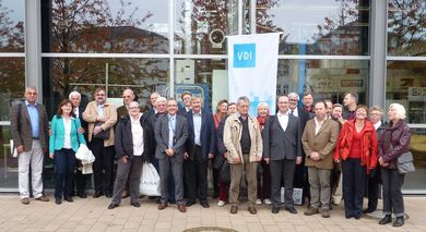 Der erweiterte VDI-Vorstand mit Begleitungen vor dem Labor "Strömungsmaschinen"