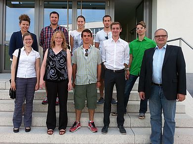 Die ExkursionsteilnehmerInnen gemeinsam mit Frau Rothenburg, Fa. Eckart (zweite Reihe links), Projektingenieurin Manuela Weiß (erste Reihe links) und Laboringenieurin Josefa Lobinger (daneben) sowie Prof. Joachim Hummich (rechts)