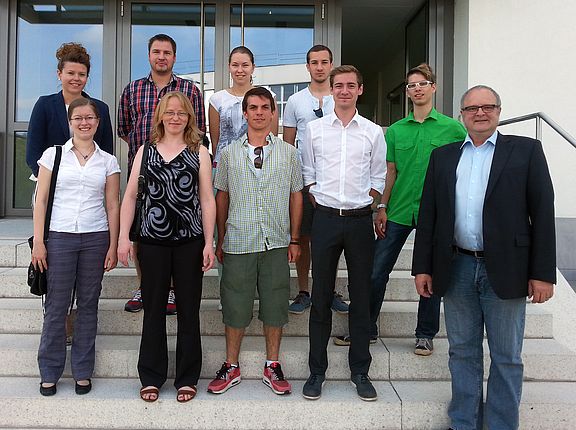 Die ExkursionsteilnehmerInnen gemeinsam mit Frau Rothenburg, Fa. Eckart (zweite Reihe links), Projektingenieurin Manuela Weiß (erste Reihe links) und Laboringenieurin Josefa Lobinger (daneben) sowie Prof. Joachim Hummich (rechts)