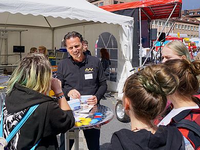 Prof. Dr. Thomas Tiefel erläutert das Studienangebot der OTH Amberg-Weiden.