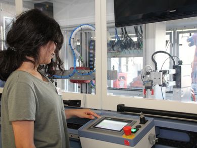 Schülerin vor Robotikmaschine