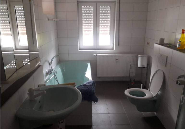 Bad mit Dusche 