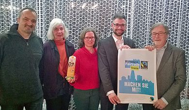 Gemeinsam auf dem Weg zur Fairtrade-Stadt: Martin Scheidler (Stadt Weiden), Christa Burzer (KAB), Annette Rösel (Weltladen), Alexander Herzner (Institut für Nachhaltigkeit in Technik und Wirtschaft) und Veit Wagner