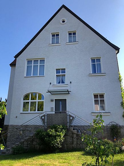 Haus Großes 21-m²-Zimmer in einer 3er-WG in Neustadt an der Waldnaab, frei ab 1. September 2026. 330 € inklusive Nebenkosten, 200 € Kaution. Bushaltestelle nach Weiden direkt vor der Haustür.