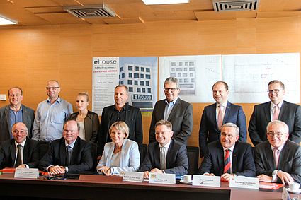 Walter Scharnagl, Harald Schaller, Kathrin Scharnagl, Stefan Kunnert (Dipl.Ing. Architekt BDA), Prof. Dr. Wolfgang Renninger, Hans-Jörg Schön (Mitglied Vorstand Sparkasse), Alexander Brittinger (Stv. Vorstandsmitglied), Albert Nickl (Stv. Landrat Neusta