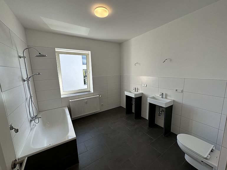 Großes Tageslichtbad mit 2 Waschbecken und Regenfall Dusche