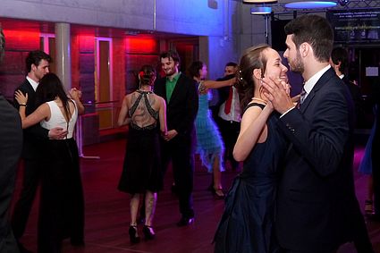 In Schale werfen und das Tanzbein schwingen: der Hochschulball 2016.