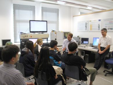 Chinesische Studierende im CT-Labor