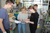 Studenten zerschneiden eine Folie im Labor für Kunststofftechnik. 