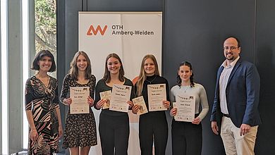 Nach den Abschlusspräsentationen durfte sich eine Gruppe besonders freuen und eine Sigerurkunde entgegennehmen