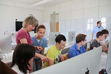 Aneta Poniszewska-Maranda mit Studierenden