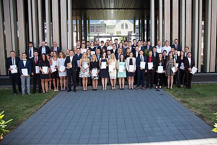 Absolventinnen und Absolventen der Bachelor-Studiengänge Wirtschaftsingenieurwesen und Medizintechnik sowie des Masterstudiengangs Medizintechnik 