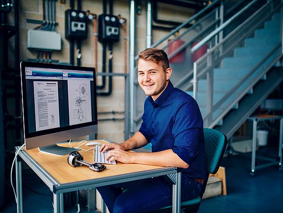 Patentingenieurinnen und -ingenieure arbeiten an der Schnittstelle zwischen Ingenieurwissenschaft und Recht. 