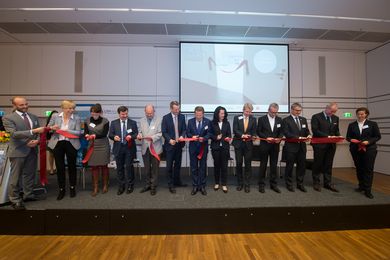 Prof. Dr. Clemens Bulitta (5.v.r.), Dekan der Fakultät Wirtschaftsingenieurwesen, besuchte die Eröffnung des OP Innovation Centers der FH Campus Wien.