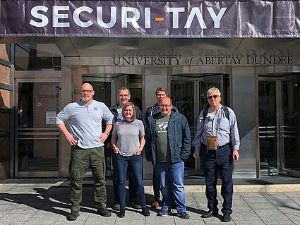 Teilnehmerinnen und Teilnehmer der Delegationsreise vor der Universität Abertay