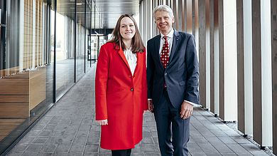 Hochschulpräsident Prof. Dr. Clemens Bulitta gratulierte Laura Völkl zu ihrer neuen Position