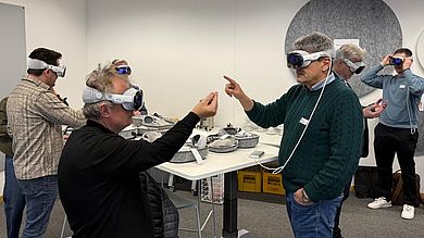 Praxisnahe Anwendung: Im Hands-on-Teil testen Lehrkräfte die Apple Vision Pro und erkunden anatomische Modelle direkt im Raum.