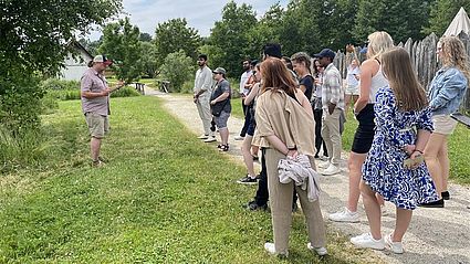 Im Geschichtspark Bärnau-Tachov lernten die Studierenden mittelalterliche Bauweisen kennen und deren Mehrwert für nachhaltiges Bauen