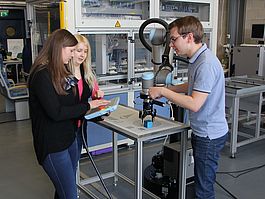 Studierende im Labor für Robotik und Automatisierungstechnik