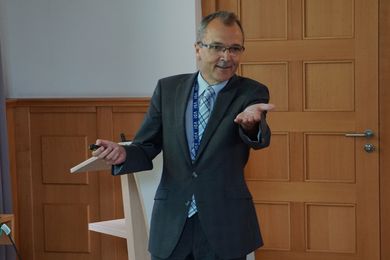 Prof. Dr. Andreas Weiß bei seiner Präsentation