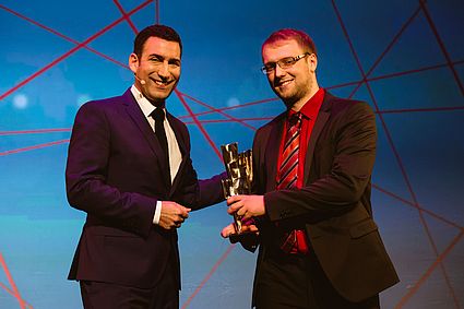 Alexander Gercikow (rechts) wurde als bester Absolvent der OTH Amberg-Weiden mit dem Kulturpreis Bayern 2016 ausgezeichnet. Laudator in der Kategorie Hochschulen für angewandte Wissenschaften Journalist und Moderator Till Nassif (links) (Foto: Manuela Steinemann/Bayernwerk AG)