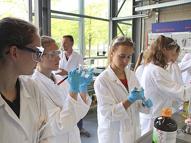 Versuche im Chemielabor