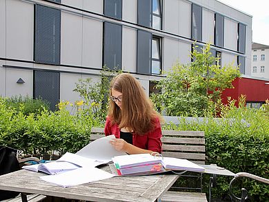 Studentin vor der Wohnanlage „Am Eisberg“ in Amberg