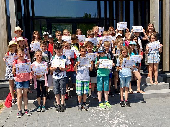 Die jungen ForscherInnen mit dem KinderUni-Diplom 