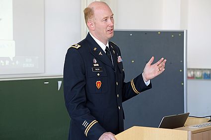 Dr. Bryan Bacon, Lieutenant Colonel der US Armee, bei seinem Gastvortrag.