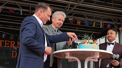 Mit einem gemeinsamen Tortenanschnitt eröffneten Hochschulepräsident Prof. Dr. Clemens Bulitta und Weidens Oberbürgermeister Jens Meyer den International Day