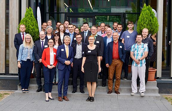 Die Workshop-TeilnehmerInnen vor dem neuen Hörsaalgebäude der OTH in Weiden