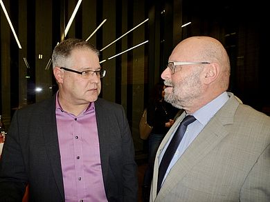 Andreas Dobler und Dr. Anton Scharl (rechts) tauschten sich über Chancen der Digitalisierung beim Mammographie-Screening aus.