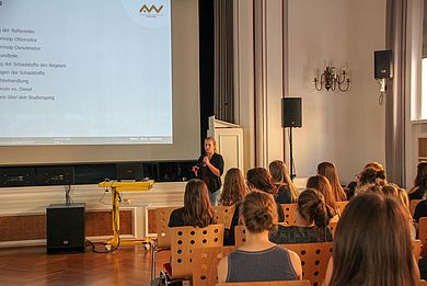 Studentin spricht vor Schülern