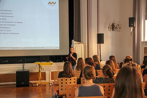 Studentin spricht vor Schülern