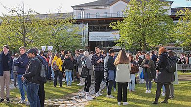 Junge Menschen am Campus