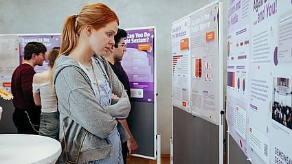 Bis Oktober ist am Campus am Weiden die Plakatausstellung "Gemeinsam gegen Sexismus" zu sehen