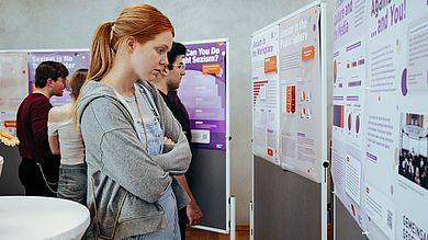 Bis Oktober ist am Campus am Weiden die Plakatausstellung "Gemeinsam gegen Sexismus" zu sehen