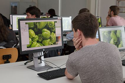 Teilnehmer bearbeitet Foto am PC