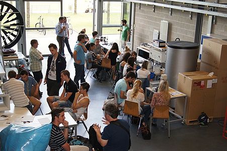 Schüler besuchen ein Labor der OTH