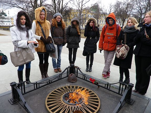 Wir wärmen uns am ewigen Feuer.