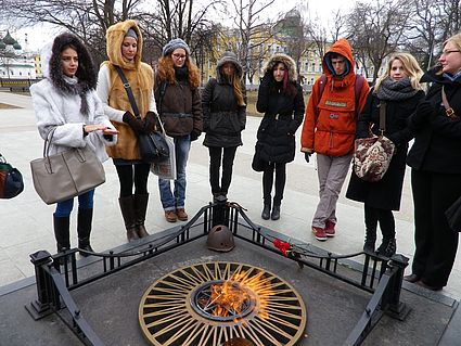Wir wärmen uns am ewigen Feuer.