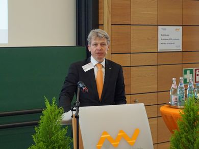 Prof. Dr. Clemens Bulitta, Dekan der Fakultät Wirtschaftsingenieurwesen, organisierte und moderierte den Kongress.