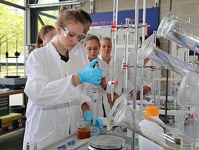 Mädchen mit Pipette