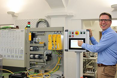 Heiko Zatocil steht vor dem Teststand im Labor
