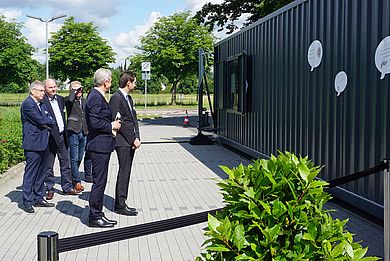 Gäste vor dem Container