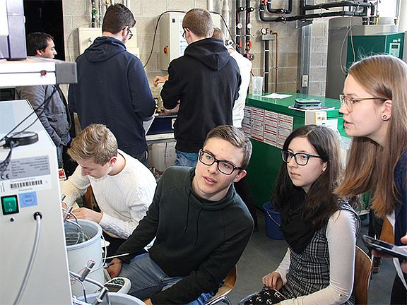 Studenten beim Praktikum