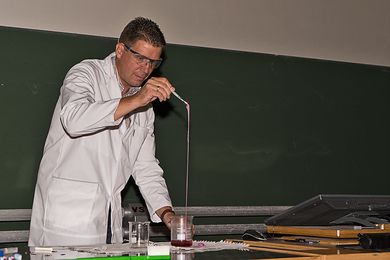 Prof. Dr.-Ing. Tim Jüntgen führt Experiment vor