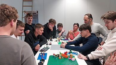 Studierende mit Lego